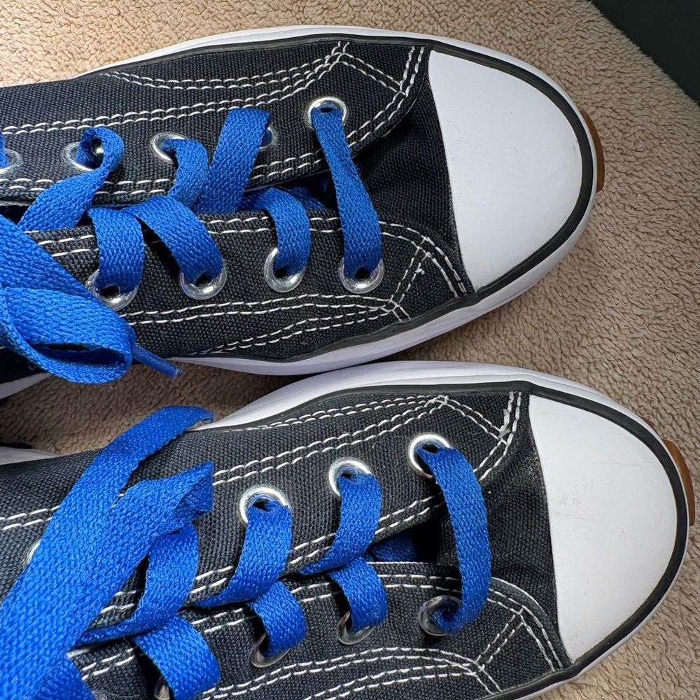 Women Chuck Taylor Sneaker - Picture 5 of 9